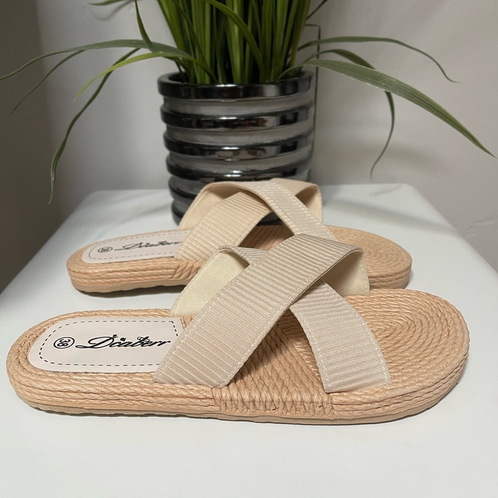 NWOT Women’s cross strap flat sandals beige size 7
